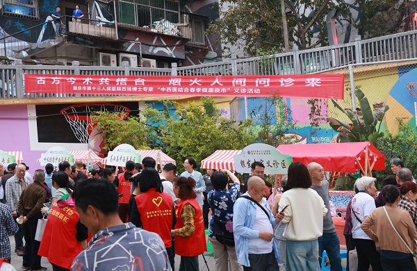 健康夜市吸引眾多群眾。曾英豪攝