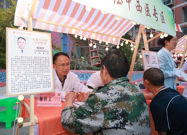 專家醫(yī)師為群眾答疑。曾英豪攝