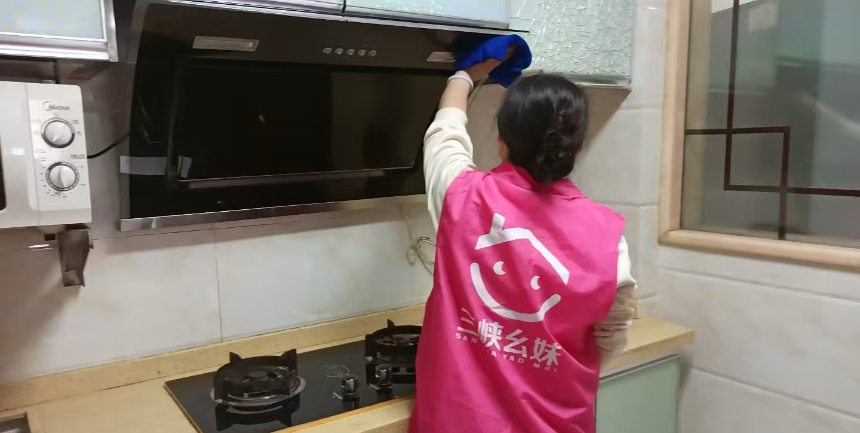 正在進行保潔工作的“三峽幺妹”。黃亞輝攝