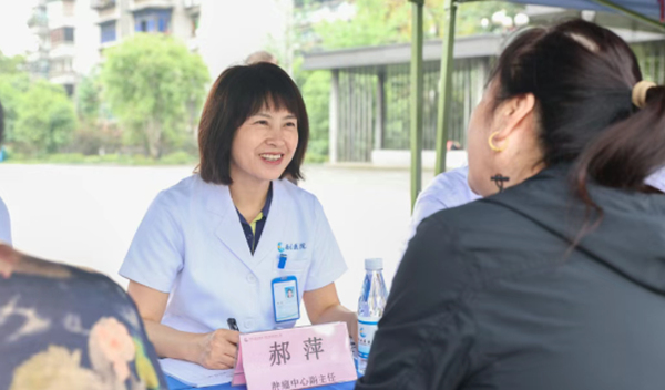 郝萍為居民答疑解惑。重慶西區(qū)醫(yī)院供圖