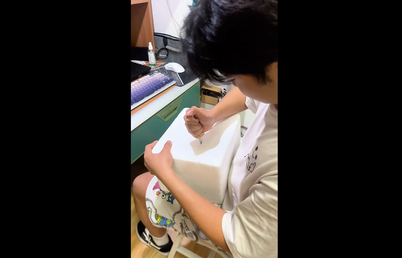 大一學(xué)生利用寢室廢物“手搓”小冰箱