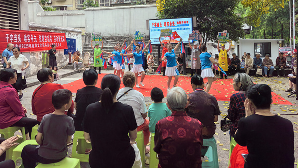 文化服務進小區(qū)現場。黃福鋼攝
