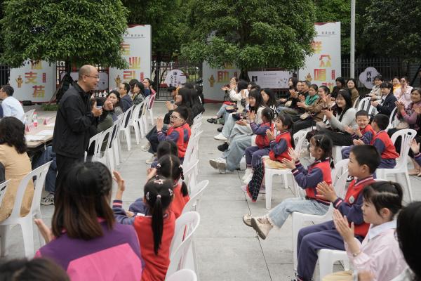 吳軍帶來創(chuàng)新繪本閱讀體驗(yàn)。羅凌攝