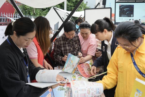 市民選購(gòu)圖書。羅凌攝?