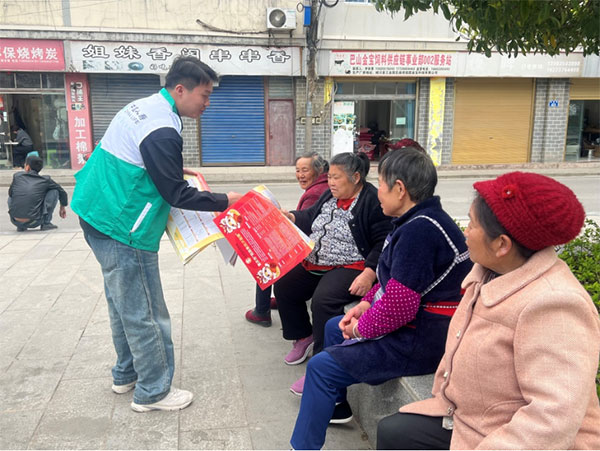 開展惠民濟(jì)困保宣傳。中國人壽壽險(xiǎn)重慶市分公司供圖