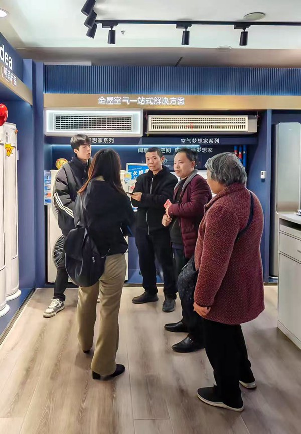 消費者咨詢新一輪消費品以舊換新政策。渝北區(qū)商務委供圖