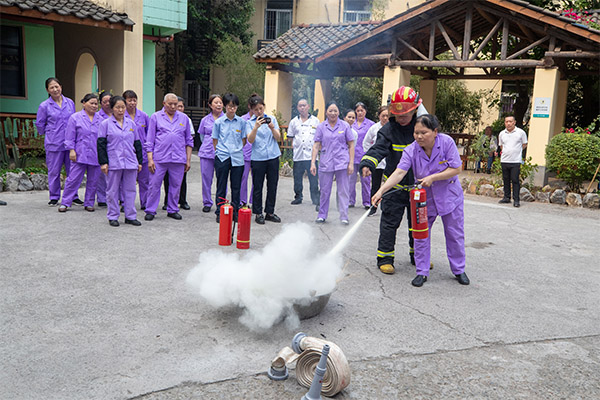 職工進行實操練習(xí)。重慶市涪陵區(qū)消防救援局供圖