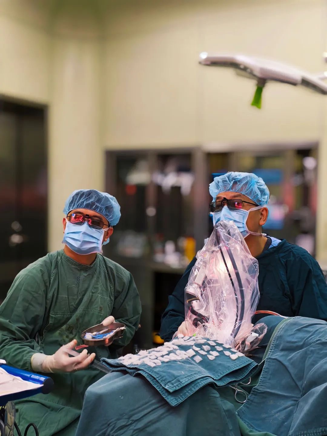 重醫(yī)附一院神經(jīng)外科團(tuán)隊(duì)手術(shù)中。重醫(yī)附一院供圖