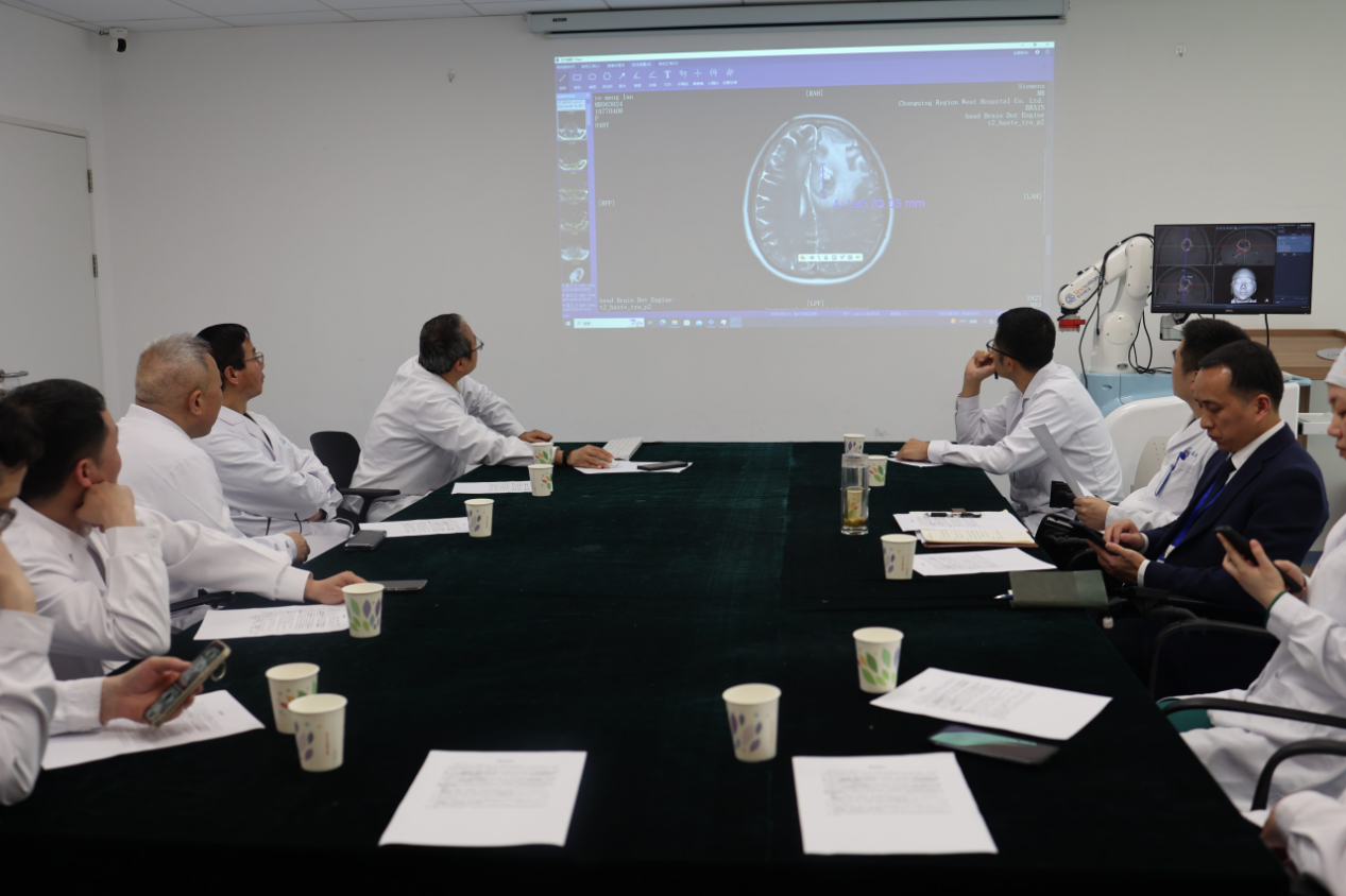 多學(xué)科會(huì)診現(xiàn)場(chǎng)。重慶西區(qū)醫(yī)院供圖