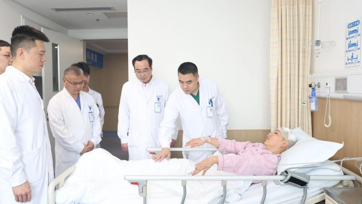 梁鴻帶領(lǐng)團(tuán)隊(duì)查房。重慶西區(qū)醫(yī)院供圖