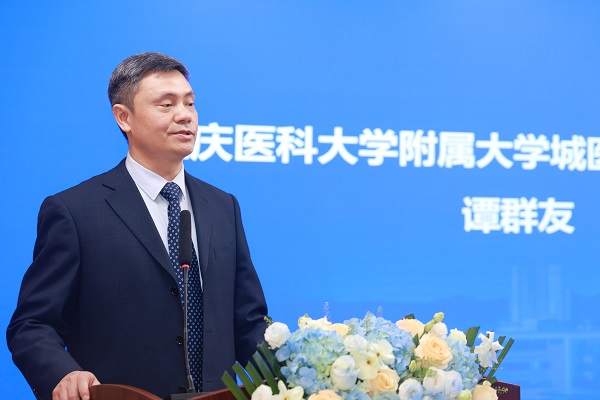 活動現(xiàn)場，譚群友分享他做機器人手術(shù)心路歷程。曾英豪攝