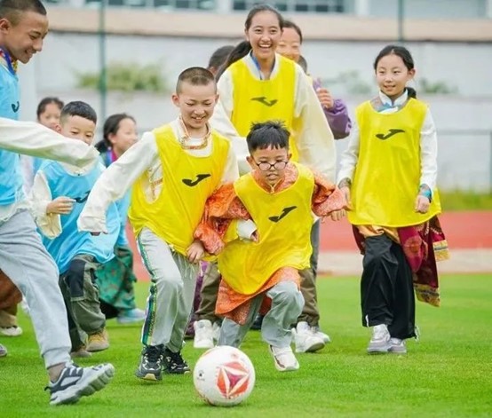 孩子們?cè)阢~梁龍隊(duì)訓(xùn)練場(chǎng)開(kāi)展活動(dòng)。重慶銅梁龍足球俱樂(lè)部供圖