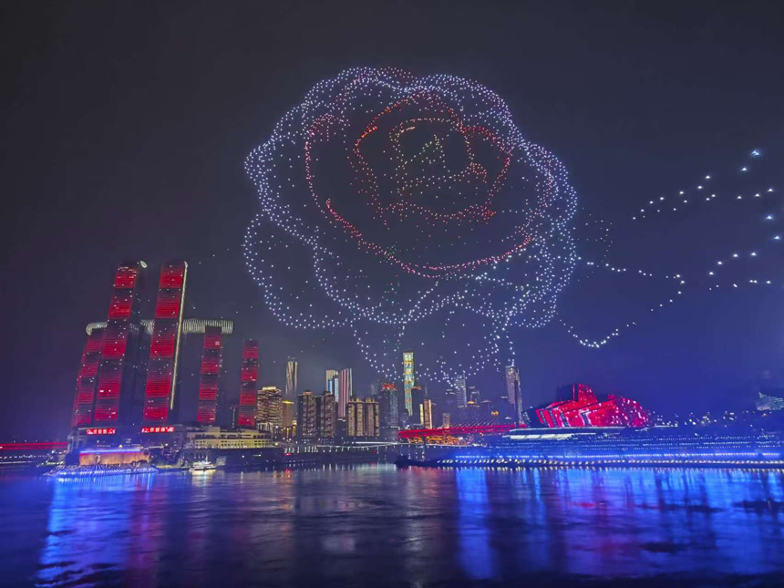 重慶“兩江四岸”啟動(dòng)常態(tài)化無(wú)人機(jī)燈光秀展演，為觀眾帶來(lái)一場(chǎng)“光影盛宴”。郭旭攝