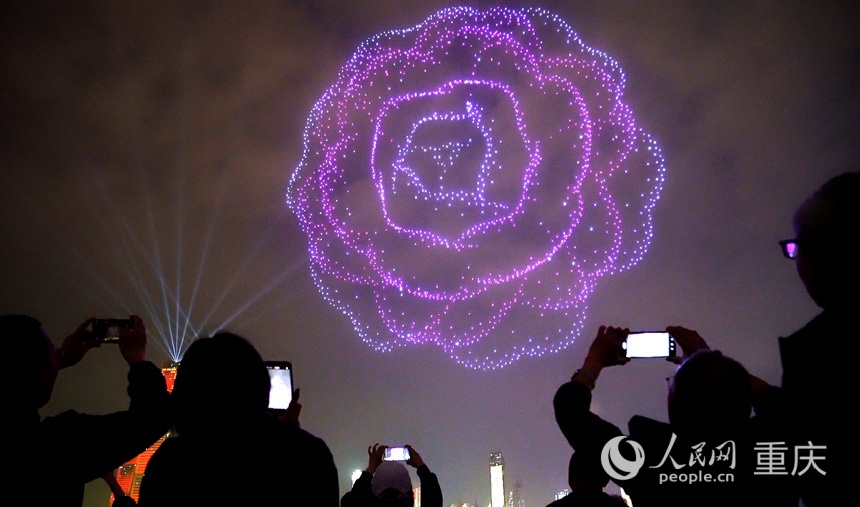 重慶“兩江四岸”啟動(dòng)常態(tài)化無人機(jī)燈光秀展演，吸引不少市民、游客前來觀賞。人民網(wǎng)記者 劉祎攝