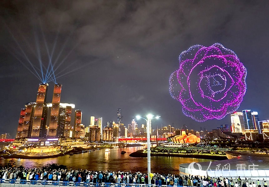 重慶“兩江四岸”啟動常態(tài)化無人機燈光秀展演，吸引不少市民、游客前來觀賞。陳琦攝