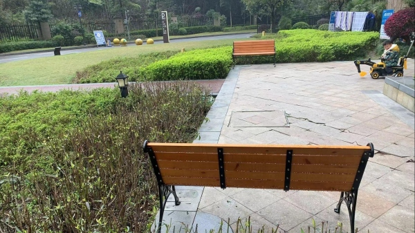 新安裝的小區(qū)便民座椅。楊銳攝