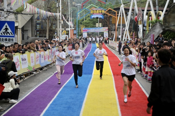 高跟鞋彩色跑活動(dòng)現(xiàn)場(chǎng)。景區(qū)供圖