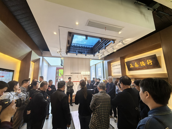 參觀學(xué)習(xí)現(xiàn)場(chǎng)。蓮花街道供圖