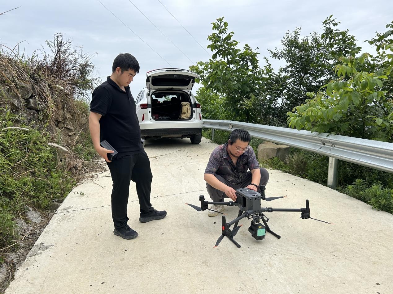 考古人員使用機載激光雷達測繪三維地形數(shù)據(jù)。重慶市文物考古研究院供圖