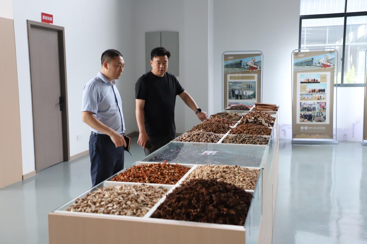 建行重慶榮昌支行普惠團隊走訪鹵鵝生產(chǎn)企業(yè)。建行重慶市分行供圖