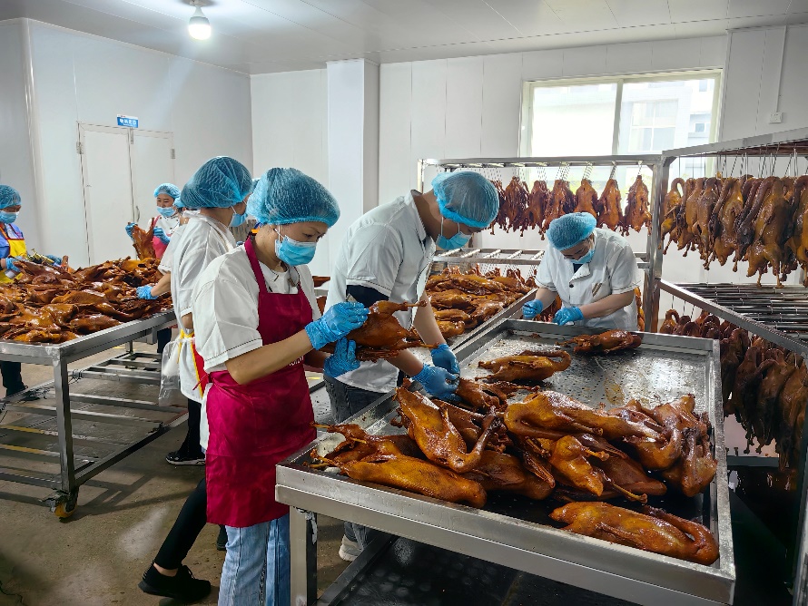 榮昌鹵鵝生產(chǎn)現(xiàn)場。建行重慶市分行供圖