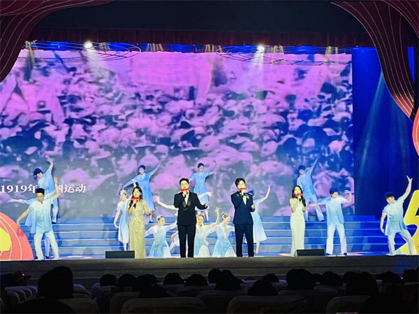 現(xiàn)場(chǎng)進(jìn)行文藝表演。馬春鵬攝