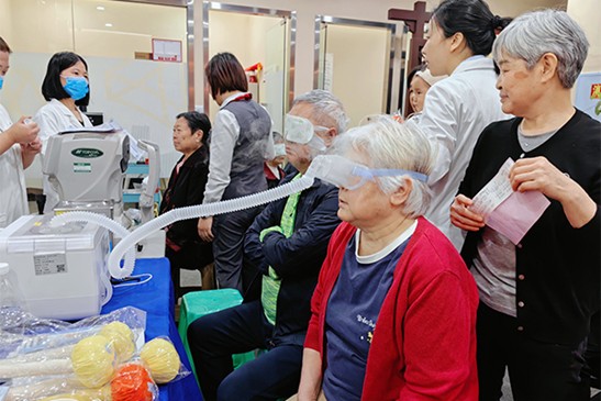 義診現(xiàn)場(chǎng)。重慶普瑞眼科醫(yī)院供圖