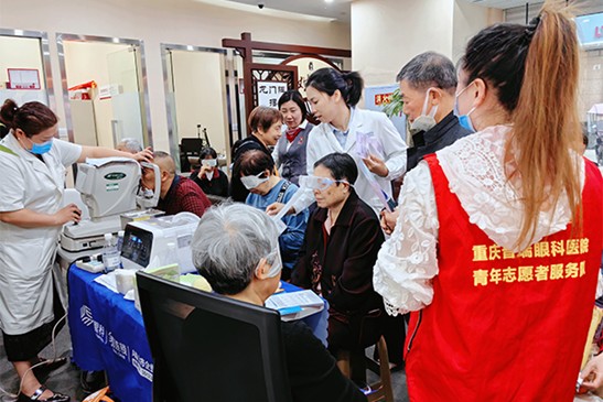 義診現(xiàn)場(chǎng)。重慶普瑞眼科醫(yī)院供圖