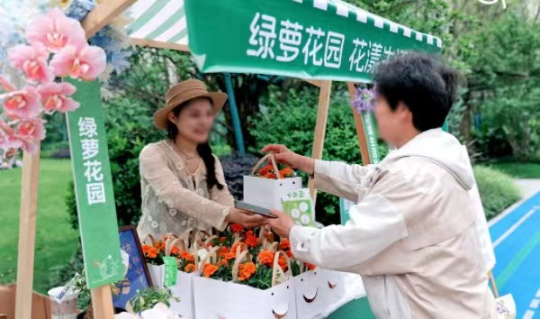 市集現(xiàn)場。招商積余重慶公司供圖