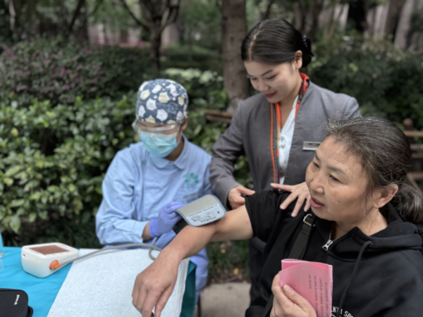 社區(qū)關(guān)愛行動(dòng)。東原仁知服務(wù)供圖