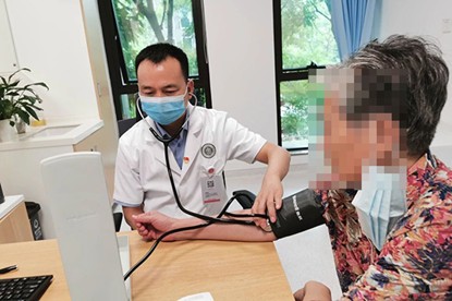 義診現(xiàn)場(chǎng)。重慶松山醫(yī)院供圖