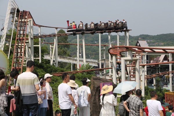 游客在景區(qū)排隊體驗游樂項目。景區(qū)供圖