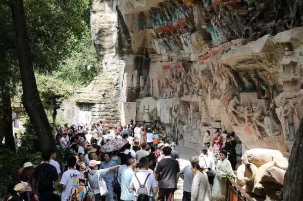 寶頂山石刻景區(qū)人流。大足石刻研究院供圖