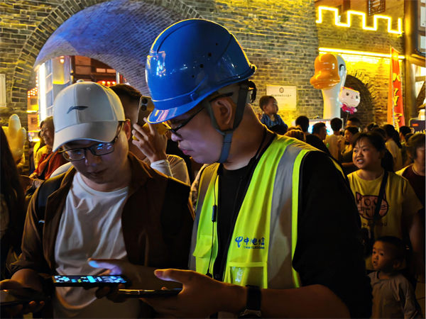 工作人員保障景區(qū)網(wǎng)絡(luò)暢通。榮昌電信供圖