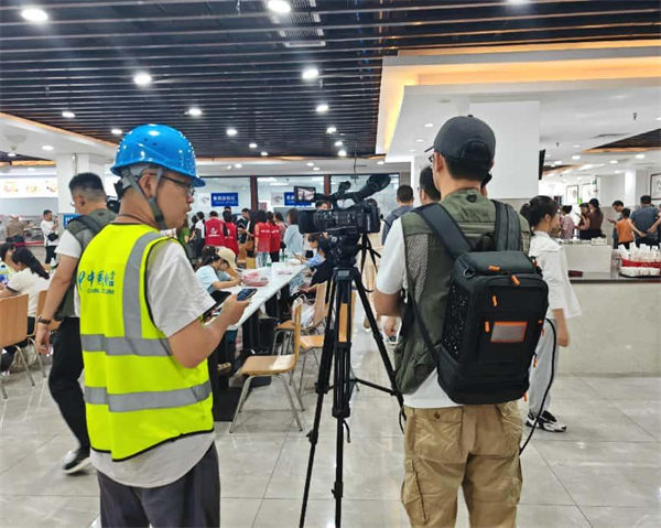 工作人員保障直播信號(hào)暢通。榮昌電信供圖