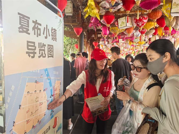 志愿者為游客答疑。榮昌電信供圖