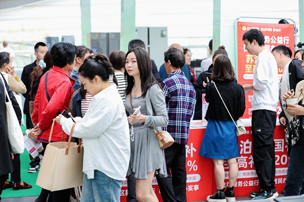 市民現(xiàn)場咨詢“以舊換新”政策。渝北區(qū)商務委員會供圖