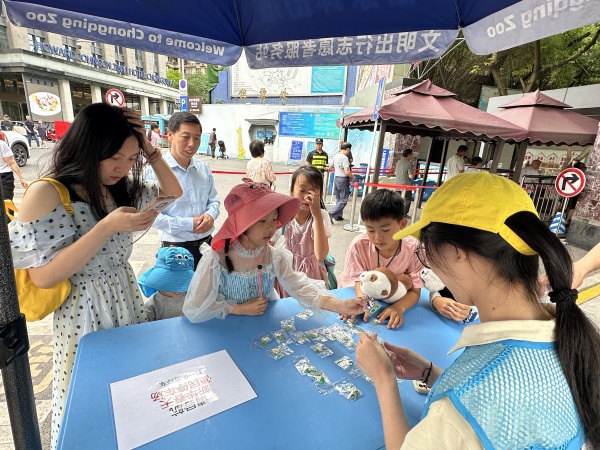 志愿者為游客提供服務(wù)。楊家坪街道供圖