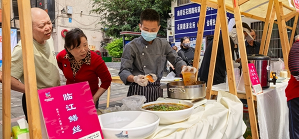 居民群眾共同品鑒南岸美食。舒永兵攝