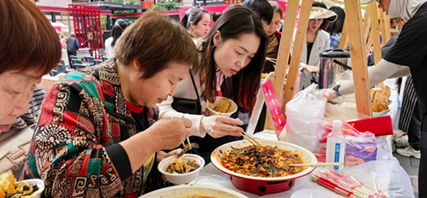 居民群眾共同品鑒南岸美食。舒永兵攝