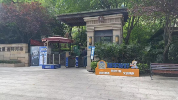 “騎手友好社區(qū)”標(biāo)識。重慶龍湖供圖