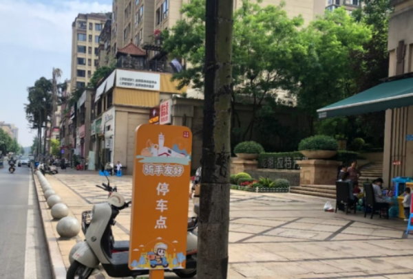 “騎手友好停車點(diǎn)”標(biāo)識。重慶龍湖供圖