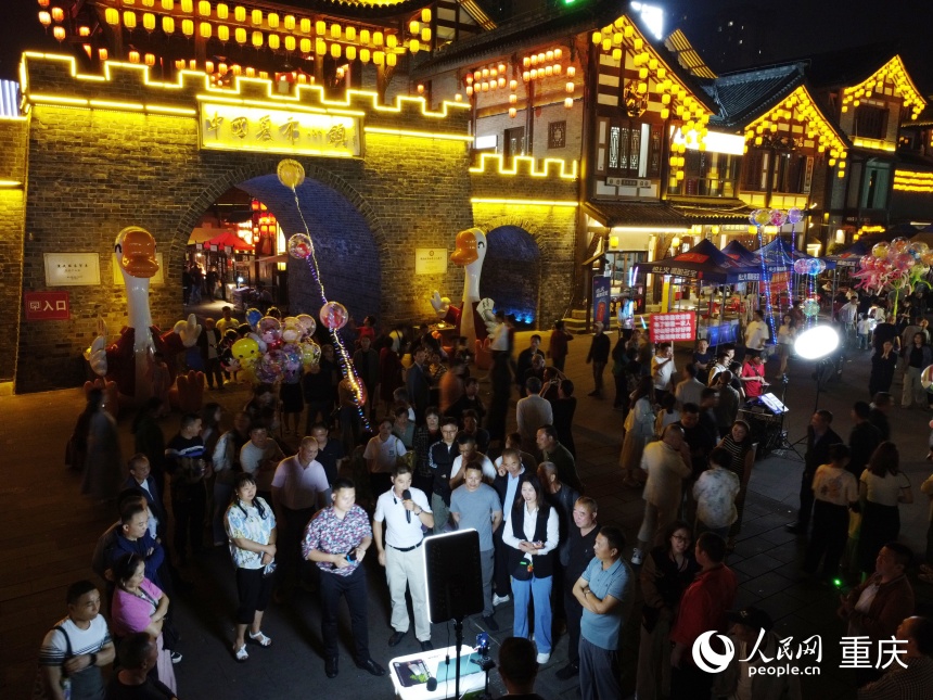 5月6日晚上的榮昌夏布小鎮(zhèn)。人民網(wǎng)記者 劉政寧攝