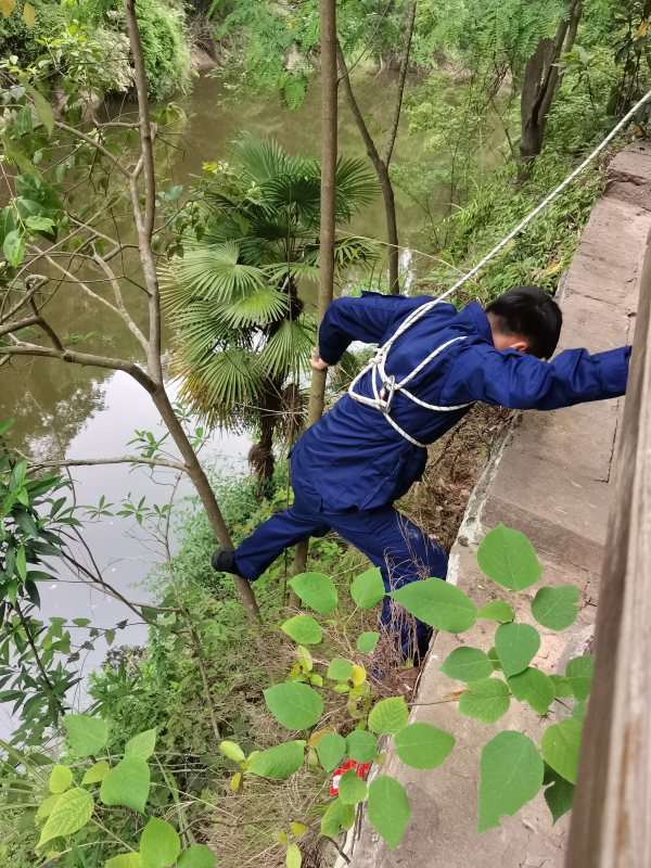 景區(qū)消防站工作人員撿拾手機。曾慶川攝