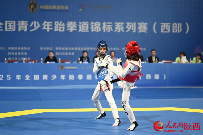 比賽現(xiàn)場(chǎng)，運(yùn)動(dòng)員激烈對(duì)決。人民網(wǎng)記者 白鴿攝