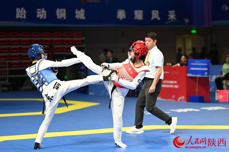 比賽現(xiàn)場(chǎng)，運(yùn)動(dòng)員激烈對(duì)決。人民網(wǎng)記者 白鴿攝