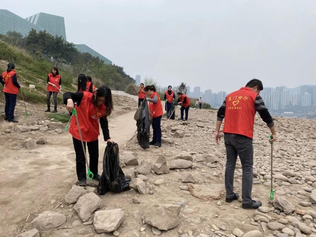 參與志愿服務(wù)活動(dòng)。廈門銀行重慶分行供圖