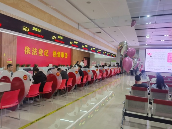 渝北區(qū)婚姻登記處大廳，新人正在辦理結(jié)婚登記手續(xù)。徐梅攝