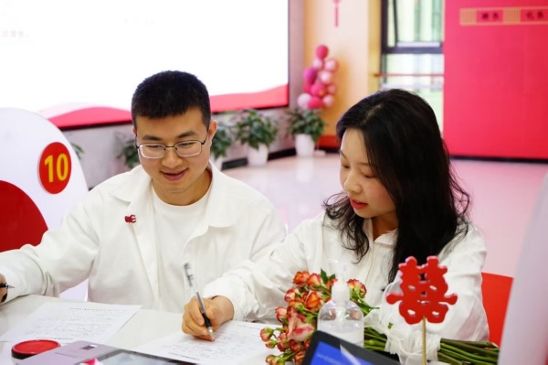 一對新人正在完成婚姻登記流程。徐梅攝