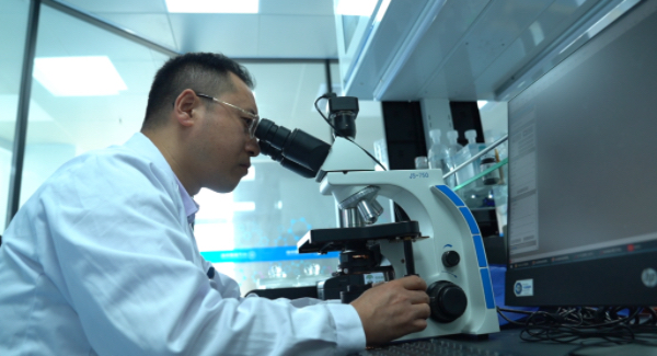 重慶大學(xué)附屬三峽醫(yī)院印明柱重復(fù)上百次實驗，驗證研究結(jié)論。萬州區(qū)委宣傳部供圖 第1眼TV-華龍網(wǎng)發(fā)